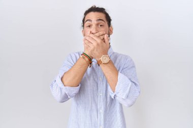 Sıradan tişörtler giyen İspanyol bir adam yanlışlıkla elleri ile ağzını kapatırken şok oldu. gizli kavram. 