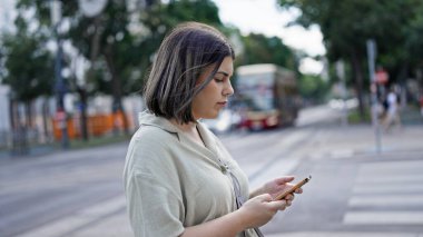 Kafeteryada akıllı telefon kullanan güzel bir İspanyol kadın.