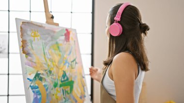 Müzikte kaybolan genç, güzel bir İspanyol kadın sanatçının portresi, atölyesinde resim çizerken, elinde resim fırçası, palet ve tuval tutuyordu.