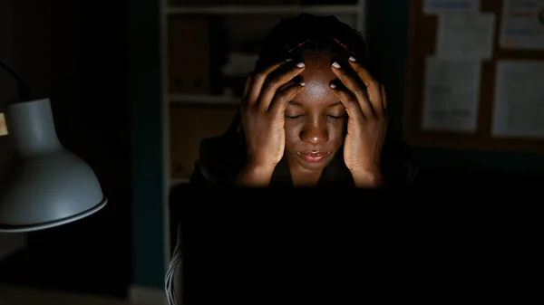 Ofis Bilgisayarında Stresiyle Boğuşan Afrikalı Amerikalı Kadın Işçi — Stok fotoğraf