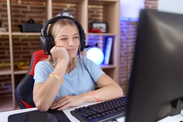 Νεαρή Καυκάσια Γυναίκα Που Παίζει Βιντεοπαιχνίδια Φορώντας Ακουστικά Σκεπτόμενη Κουρασμένη — Φωτογραφία Αρχείου