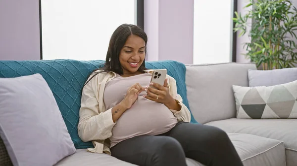 Šťastná Sebevědomá Mladá Těhotná Žena Užívá Psaní Vzkazu Smartphonu Sedí — Stock fotografie