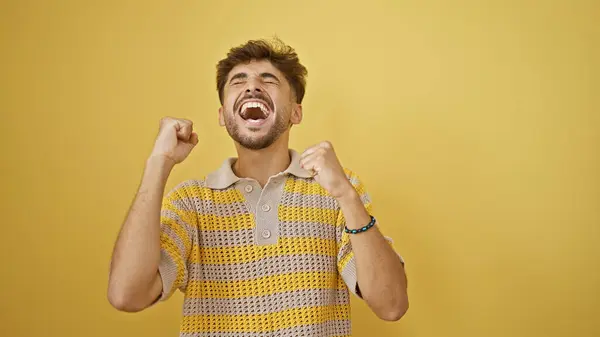 Jeune Homme Arabe Confiant Savourant Pur Bonheur Célébrant Joyeusement Victoire — Photo