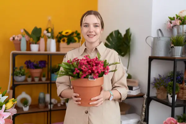 Mujer Caucásica Joven Que Trabaja Floristería Sosteniendo Maceta Sonriendo Con —  Fotos de Stock