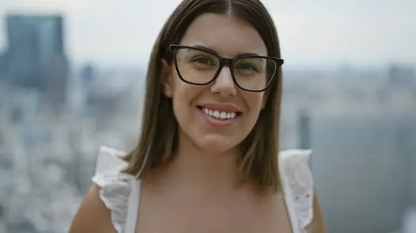Belleza Hispana Gafas Una Mujer Despreocupada Confiada Abrazando Alegría Panorama —  Fotos de Stock
