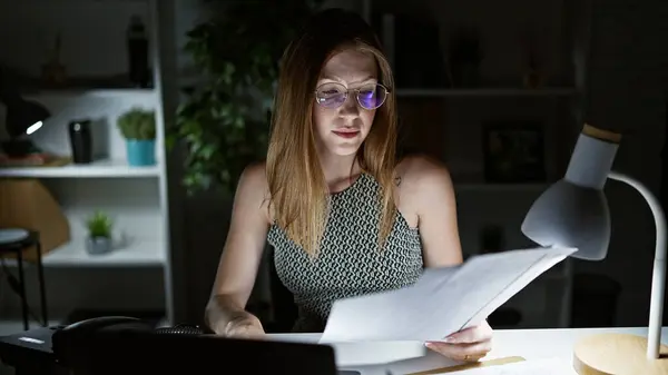 Junge Blonde Geschäftsfrau Liest Dokument Bei Der Arbeit Büro — Stockfoto