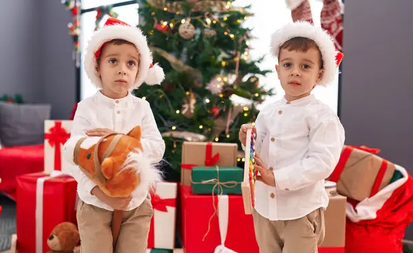 Evde Ksilofon Taşıyan Sevimli Çocuklar Noel Kutluyorlar — Stok fotoğraf