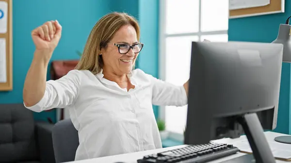 Trabajadora Negocios Hispana Mediana Edad Usando Computadora Celebrando Oficina —  Fotos de Stock
