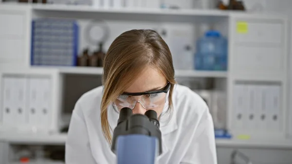 Attractive Young Blonde Scientist Woman Glasses Seriously Concentrating Medical Research — Stock Photo, Image