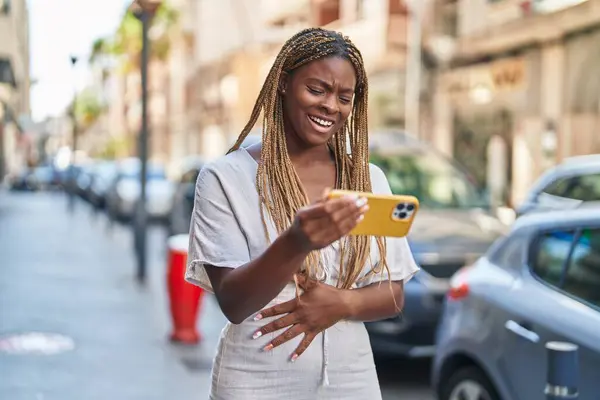 Mujer Afroamericana Sonriendo Confiada Viendo Video Smartphone Calle — Foto de Stock