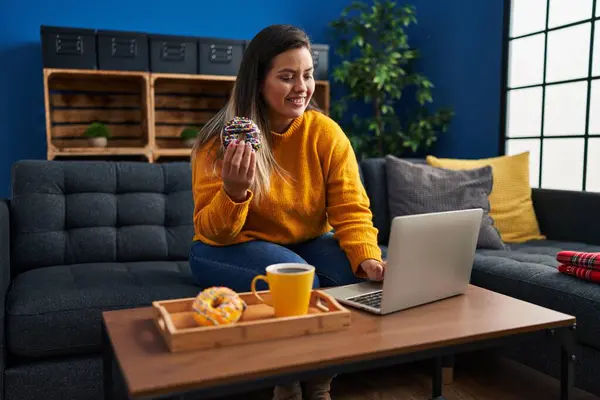 Young Beautiful Size Woman Having Breakfast Using Laptop Home — Foto Stock