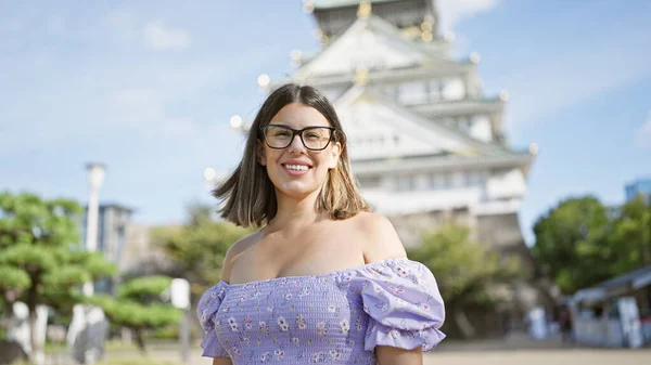 Fröhliche Lateinische Schönheit Mit Brille Eine Brünette Frau Posiert Mit — Stockfoto