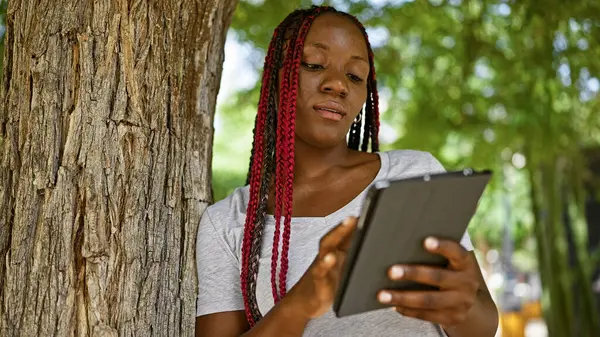 Coole Afrikanisch Amerikanische Frau Konzentriert Sich Auf Ihr Touchpad Lehnt — Stockfoto
