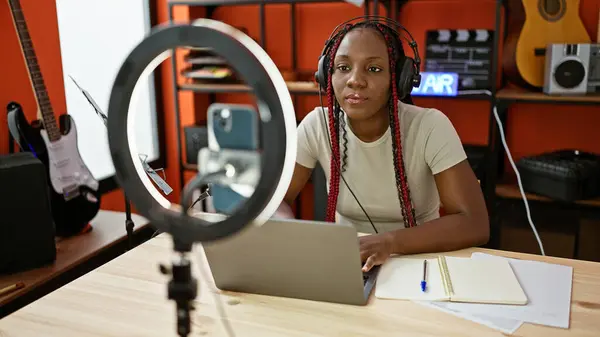 Lächelnde Afrikanisch Amerikanische Reporterin Sendet Live Spricht Mit Kopfhörern Während — Stockfoto