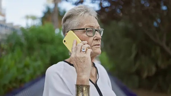 Mulher Idosa Fria Cabelos Grisalhos Presa Uma Conversa Séria Smartphones — Fotografia de Stock