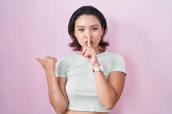 Hispanic Young Woman Standing Pink Background Asking Quiet Finger Lips — Stock Photo, Image