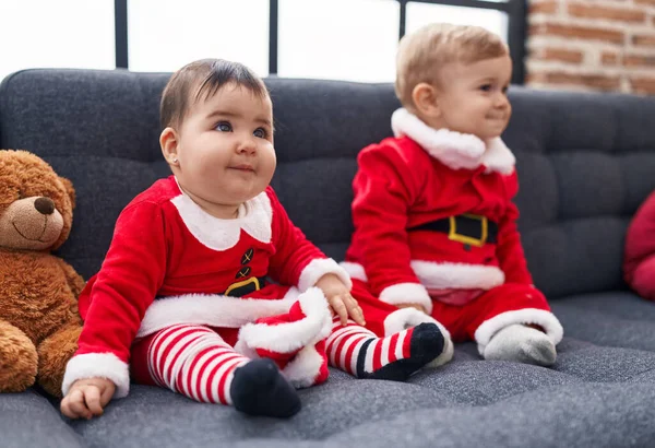 Noel Kıyafetleri Giyen Sevimli Kız Oğlan Evdeki Kanepede Oturuyorlar — Stok fotoğraf