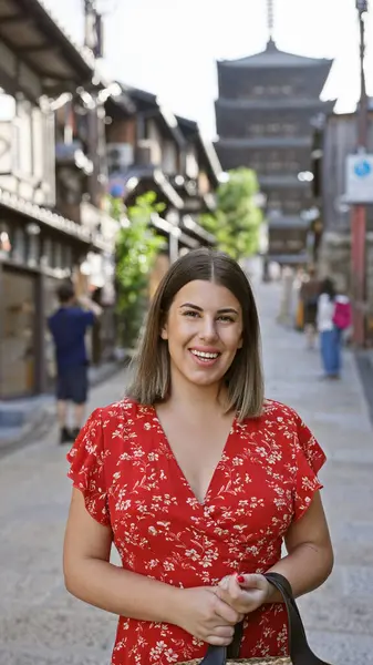 Веселая Красивая Латиноамериканка Уверенно Улыбается Старой Улице Киото Излучая Положительные — стоковое фото
