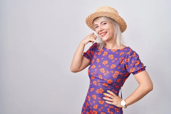 Mujer Caucásica Joven Con Vestido Flores Sombrero Verano Sonriendo Haciendo — Foto de Stock
