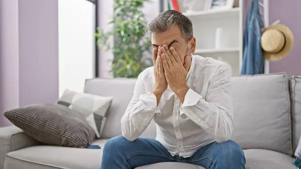 Homem Hispânico Deprimido Com Cabelos Grisalhos Sob Intenso Estresse Casa — Fotografia de Stock