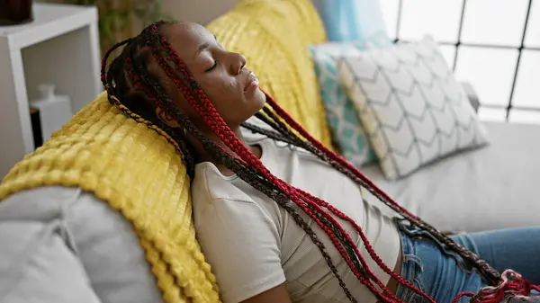 Yorgun Bir Afrikalı Amerikalı Kadın Rahat Bir Şekilde Rahat Koltuğunda — Stok fotoğraf