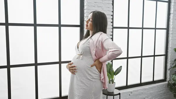 Ung Gravid Kvinna Vidrör Magen Tittar Kasta Fönstret Hemma — Stockfoto