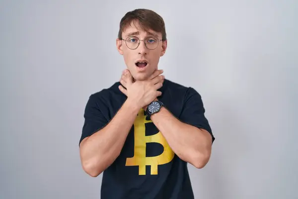 Caucasian Blond Man Wearing Bitcoin Shirt Shouting Suffocate Because Painful — Stock Photo, Image