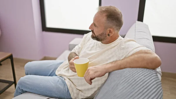 Pohledný Mladý Muž Hlubokém Zamyšlení Sedí Pohodlně Doma Popíjí Kávu — Stock fotografie