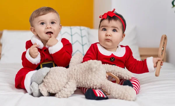 Αξιολάτρευτο Αγόρι Και Κορίτσι Που Φοράνε Χριστουγεννιάτικα Ρούχα Καθισμένοι Στο — Φωτογραφία Αρχείου
