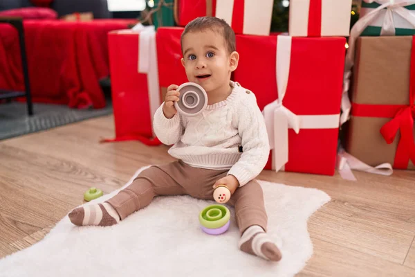 Adorable Niño Hispano Sosteniendo Maraca Sentada Suelo Por Regalos Navidad —  Fotos de Stock