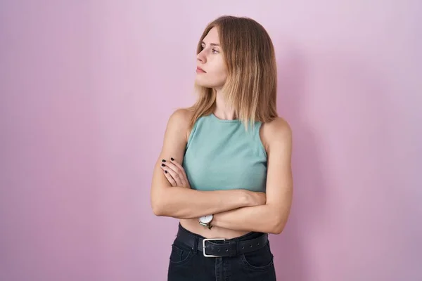 Blonde Caucasian Woman Standing Pink Background Looking Side Arms Crossed —  Fotos de Stock