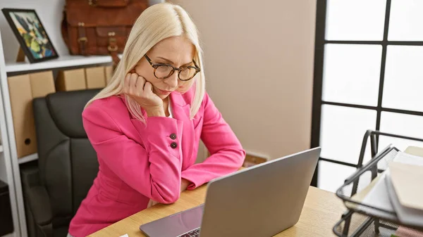 Młoda Piękna Skupiona Blondynka Bizneswoman Ciężko Pracuje Laptopie Zrelaksowanym Środowisku — Zdjęcie stockowe