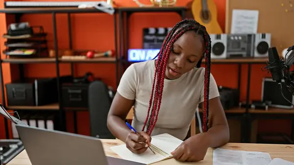 Leidenschaftliche Afrikanisch Amerikanische Musikerin Macht Sich Notizen Während Sie Ihrem — Stockfoto