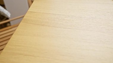 İspanyol bir adamın elleri, deneyimli bir marangoz, eldiven takıyor ahşap masaya sevgiyle dokunuyor vızıldayan marangozluk atölyesinde yaptığı