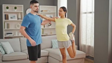 Güzel bir çift evde ısınıyor.