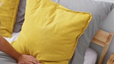 Çekici, genç, sarışın bir kadın. Yorgun ama rahat. Sıcak bir battaniyenin altına kıvrılıp sıcak yatağında uzanıyor..