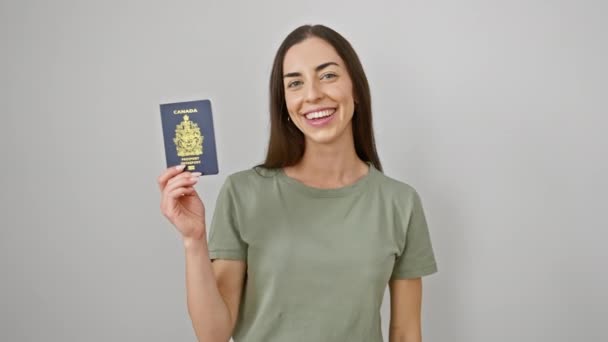 Pasaportu Elinde Tutan Güzel Spanyol Kadın Mutlu Pozitif Gülümsüyor Başparmağıyla — Stok video