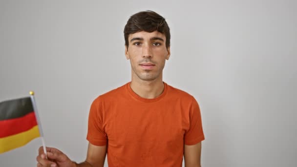 Sprudlande Glädje Självsäker Ung Latinamerikansk Man Nonchalant Stående Leende Hålla — Stockvideo