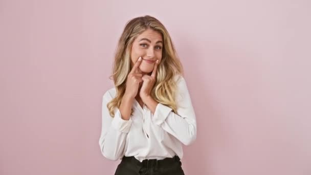 Atrakcyjna Młoda Blondynka Koszuli Zabawnie Wymuszając Bezczelny Uśmiech Wskazując Palcami — Wideo stockowe