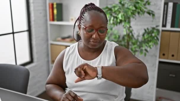 Odaklanmış Afro Amerikan Kadını Işine Dalmış Rahat Ofisinde Bilgisayarının Saatini — Stok video