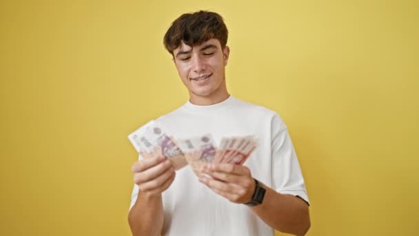 Joven Adolescente Hispano Confiado Contando Billetes Krona Icelándica Sonriendo Felizmente — Vídeo de stock