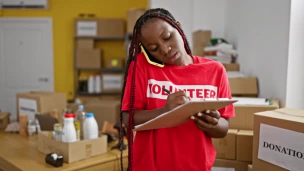 Αφιερωμένη Αφροαμερικανή Εθελόντρια Φιλανθρωπικό Κέντρο Που Ασχολείται Σημειώσεις Και Εγκάρδιες — Αρχείο Βίντεο