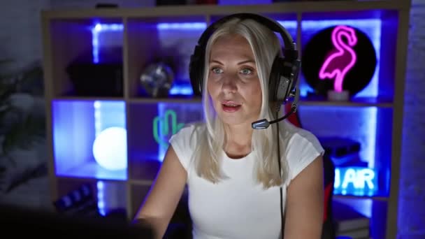Stressad Ung Blond Streamer Kvinna Brottning Med Tech Härdsmälta Mörka — Stockvideo