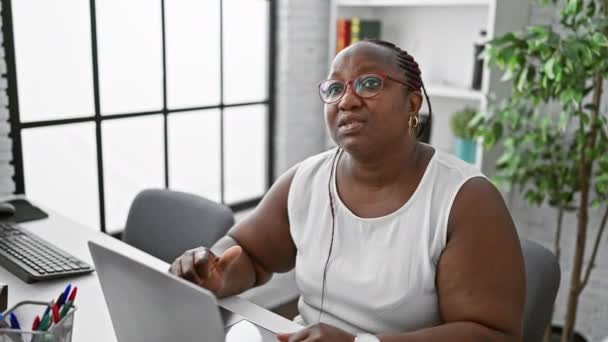 Συγκεντρωμένη Αφροαμερικάνα Εργαζόμενη Που Αριστεύει Στις Επιχειρήσεις Εργάζεται Επιμελώς Στο — Αρχείο Βίντεο