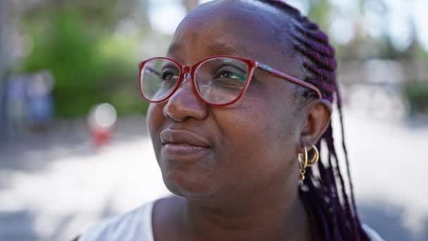 Mujer Afroamericana Encuentra Calma Una Ciudad Concurrida Pie Ojos Cerrados — Vídeos de Stock