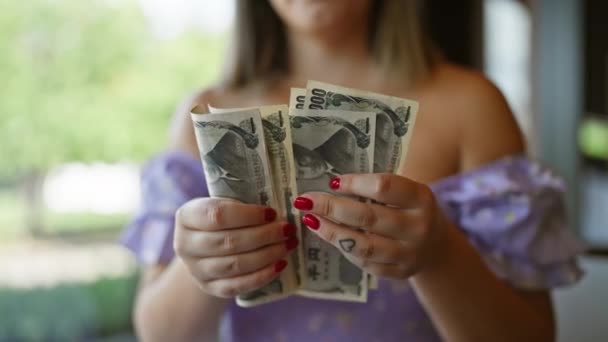 Смішна Молода Біла Жінка Рахує Банкноти Своєї Японської Єни Застрягла — стокове відео