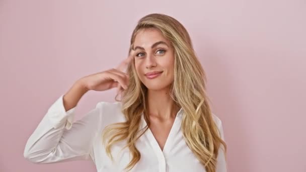 Mulher Loira Jovem Atraente Com Sorriso Radiante Brincando Apontando Dedo — Vídeo de Stock
