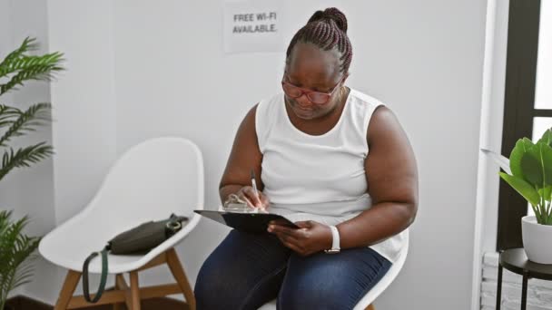 Συγκεντρωμένη Αφροαμερικανίδα Επαγγελματίας Γυναίκα Κουνιστές Πλεξούδες Και Γυαλιά Επιμελώς Συμπληρώνοντας — Αρχείο Βίντεο