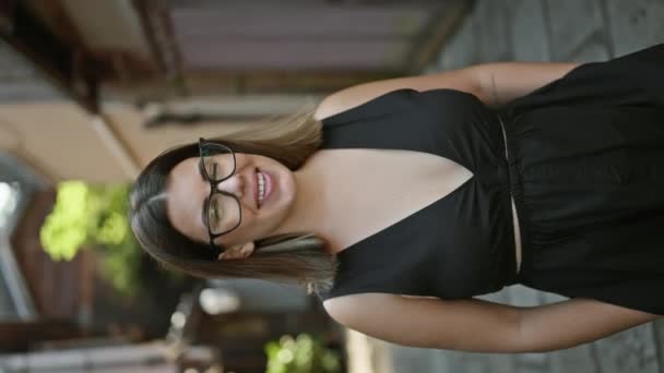 Весела Іспаномовна Жінка Позуючи Радістю Блищить Окулярами Стоїть Серед Традиційних — стокове відео