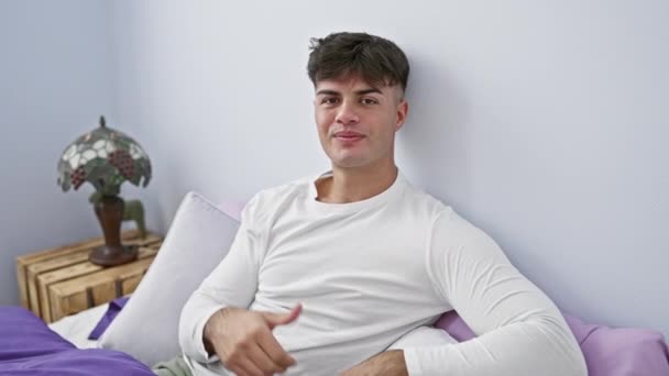 Vrolijke Jonge Spaanse Man Ligt Bed Zijn Kamer Vol Vertrouwen — Stockvideo